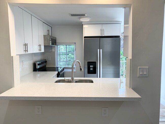 Building Photo - 5707 NE Miami Ct