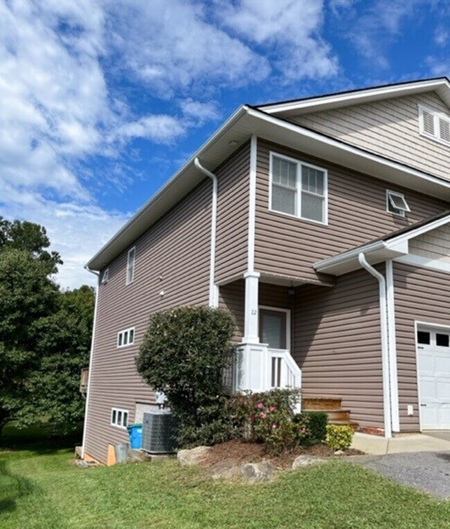 Building Photo - 22 Ravenmont Way