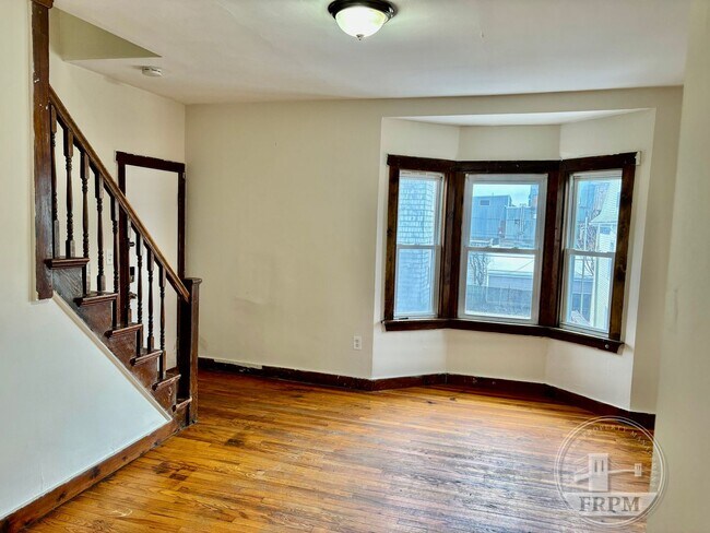 Building Photo - 118 Seabury St