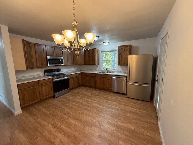 Building Photo - 3 Bedroom Home - 3 Car Garage