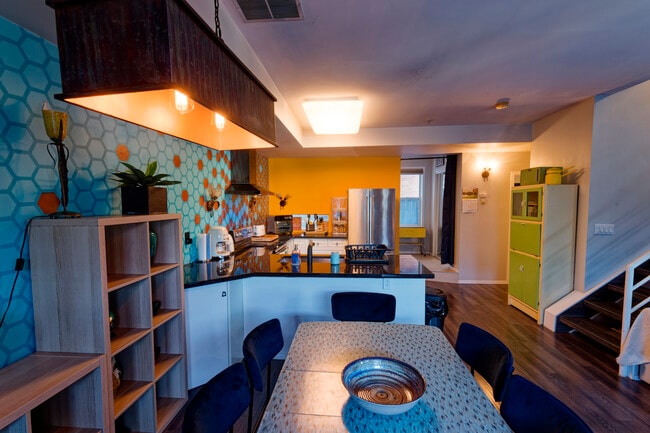 Photo du bâtiment - 10728 Whyte Av NW