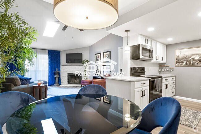 Building Photo - 8225 Fairmount Dr