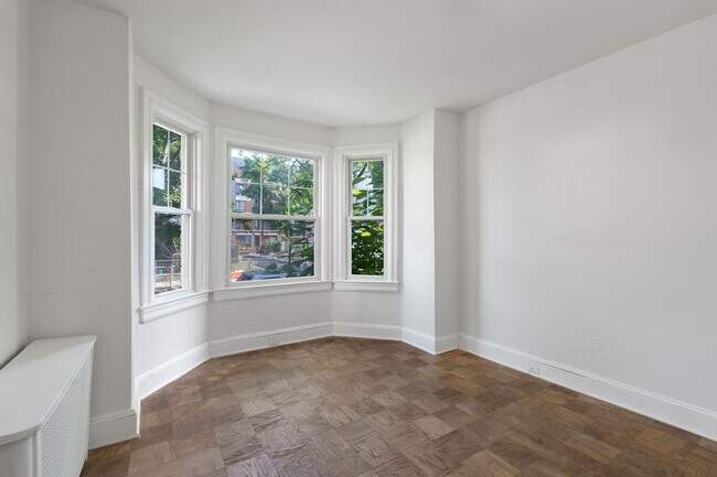 Building Photo - Spacious 6BR/1.5BA Row home