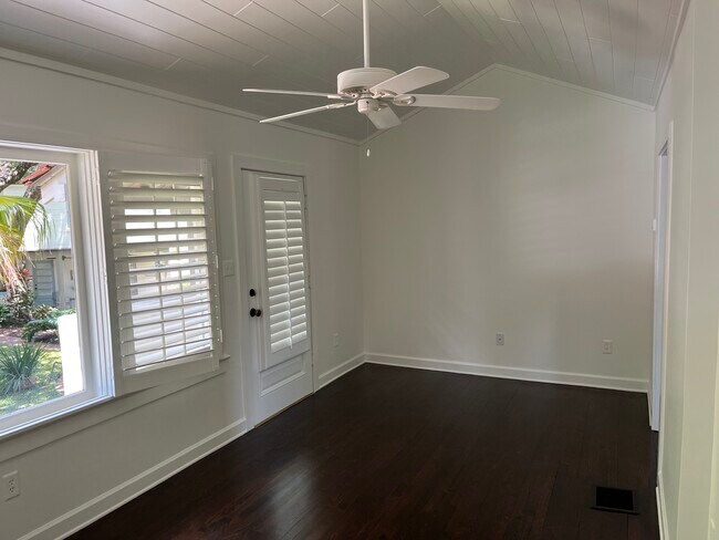 Living room - 544 N Knowles Ave