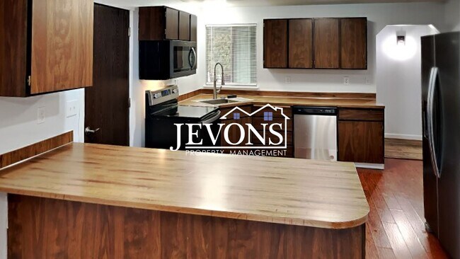 Foto del edificio - Explore a welcoming single-family home, st...