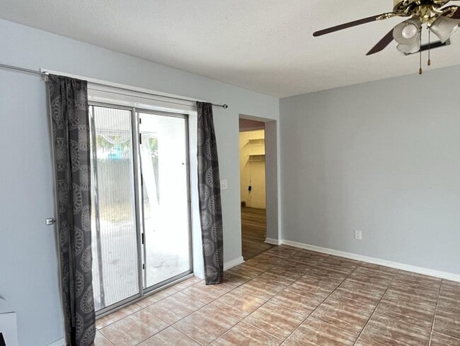 Building Photo - 6213 Sunset Ave