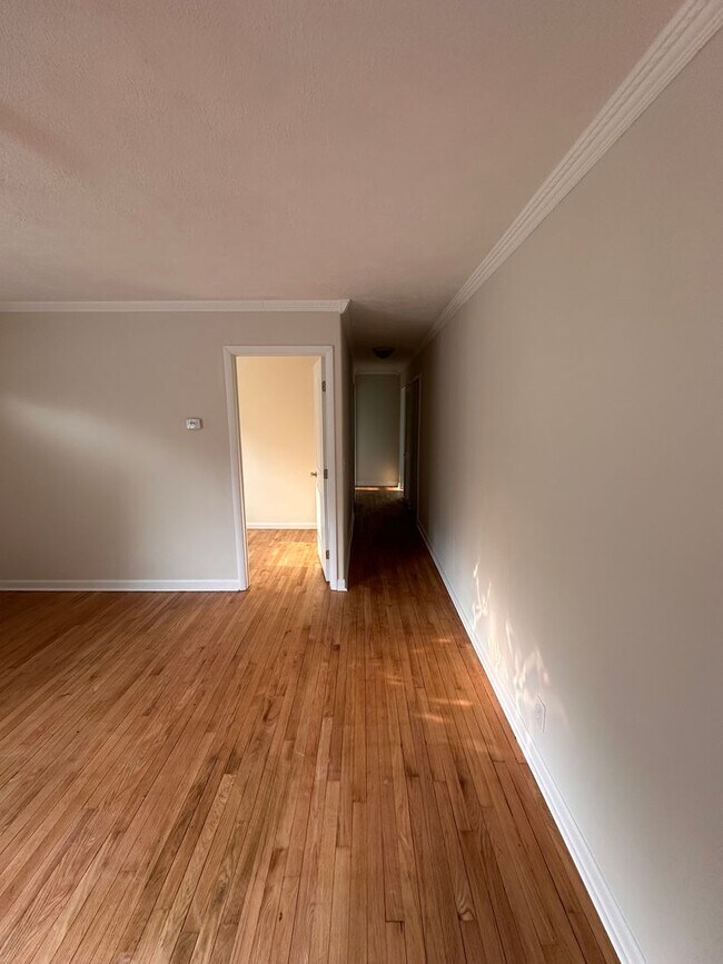 Building Photo - 3 bedroom single family house with attache...