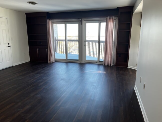 Building Photo - 634 W 2nd St