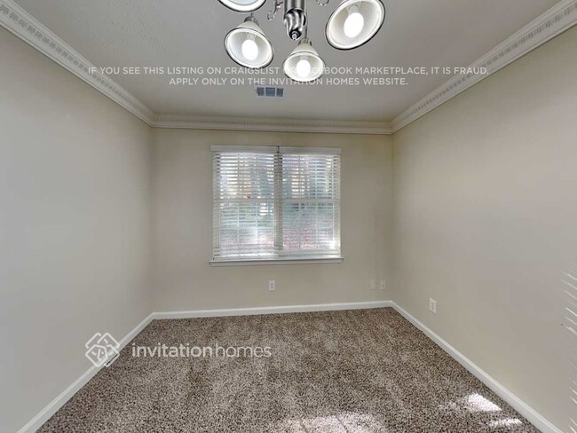 Building Photo - 2640 Woodside Dr