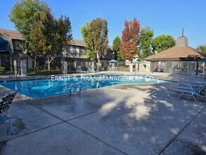 Building Photo - 17611 Regency Cir