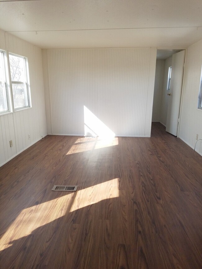 Building Photo - 4409 Summit Dr