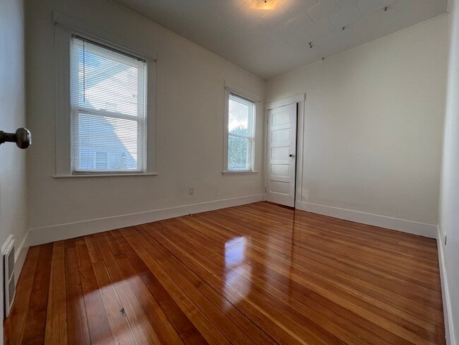 Building Photo - 132 Buttonwood St