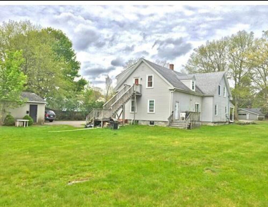 1,2 acres, huertos, fogón compartido entre los 3 apartamentos - 647 N Main St