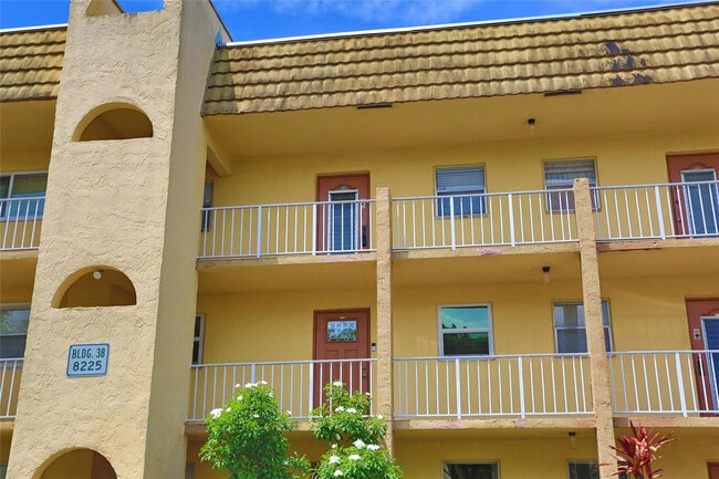 Foto del edificio - 8225 Sunrise Lakes Blvd