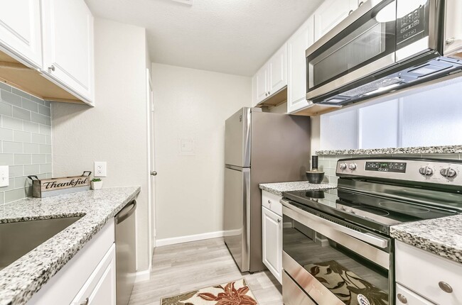 Building Photo - Completely Remodeled 1BR Condo