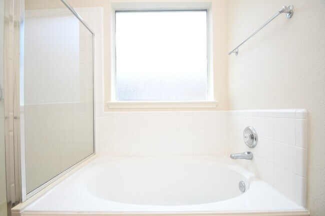 Foto del edificio - 13111 Rippling Creek Ln