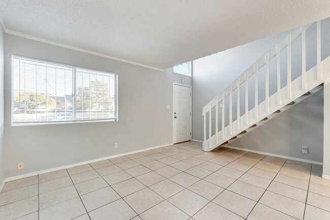 Building Photo - BEAUTIFUL Townhome! 1 Bedroom 1 Bathroom w...