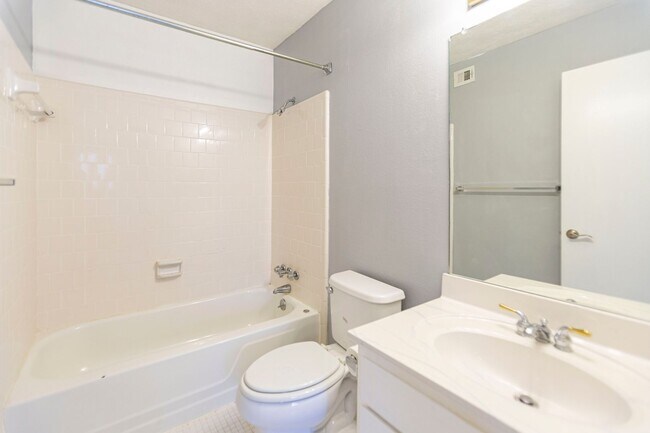 Foto del edificio - 2bd Townhome in the Heart of Tucker