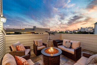 Building Photo - 808 Paige St