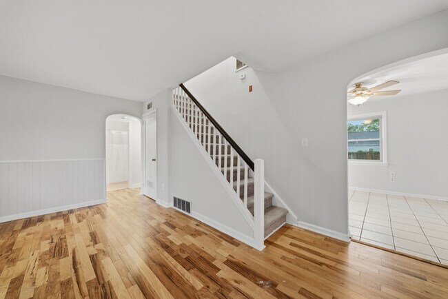 Foto del edificio - 8037 Crescent Rd