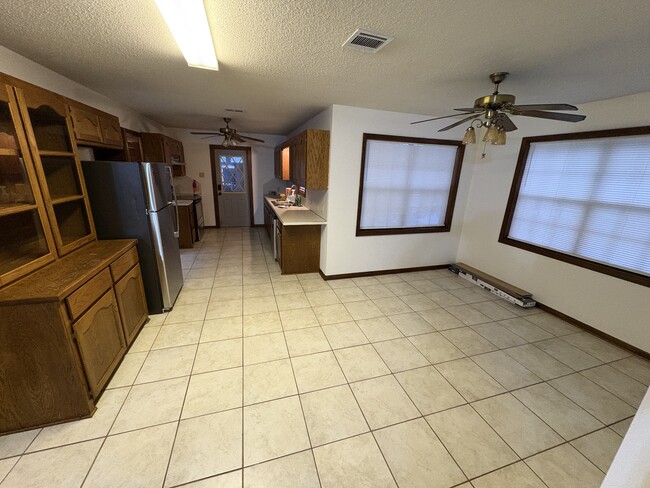 Building Photo - 541 Lakeside Dr