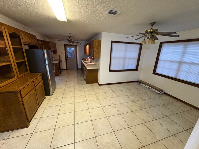 Foto del edificio - 541 Lakeside Dr