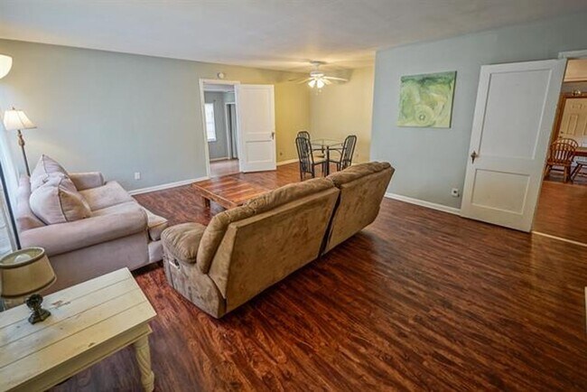 Building Photo - 4 bed 2 bath house,walk to the Stadium!! Available August 2026!