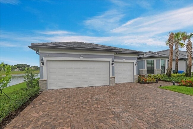 Building Photo - 4566 Silverwood Ln N
