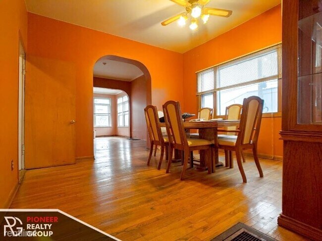 Building Photo - 2 br, 1 bath Apartment - 4018 N Kenneth Ave