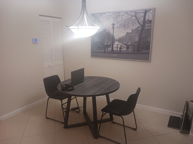 Foto del edificio - 1170 Reserve Way