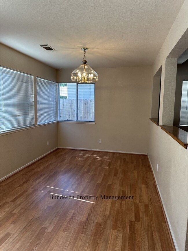 Foto del edificio - 913 Radcliff Dr