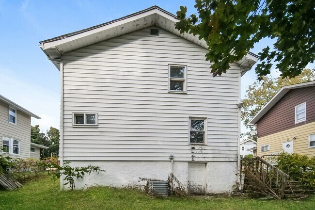 Building Photo - 1432 Sara Ave