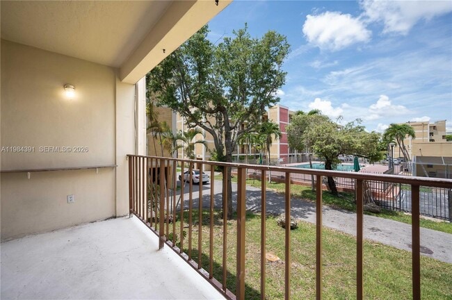 Building Photo - 9220 Fontainebleau Blvd