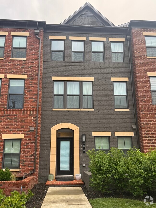 Building Photo - 818 S Greenbrier St