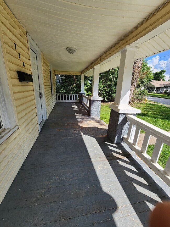 Foto del edificio - Spacious 3-Bedroom, 1-Bathroom Home AVAILA...