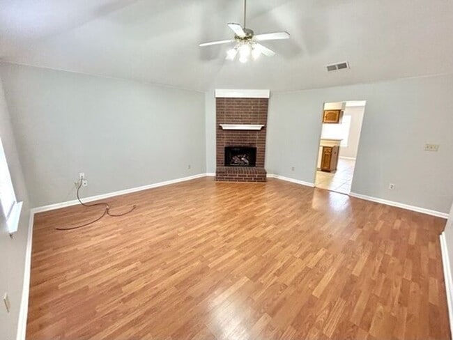 Building Photo - Now Leasing A 5 Bedroom 2 Bath Home In Memphis. Availalbe Now