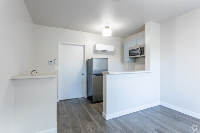 1BR, 1BA - 274 SF - The Presidio Apartments