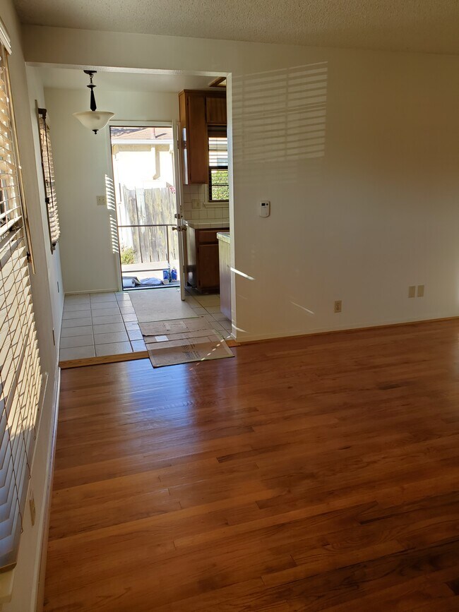 Living room looking at dining area & back door - 8508 Lilienthal Ave