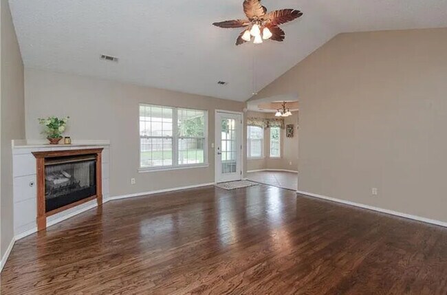 Building Photo - 655 Daisy Ln