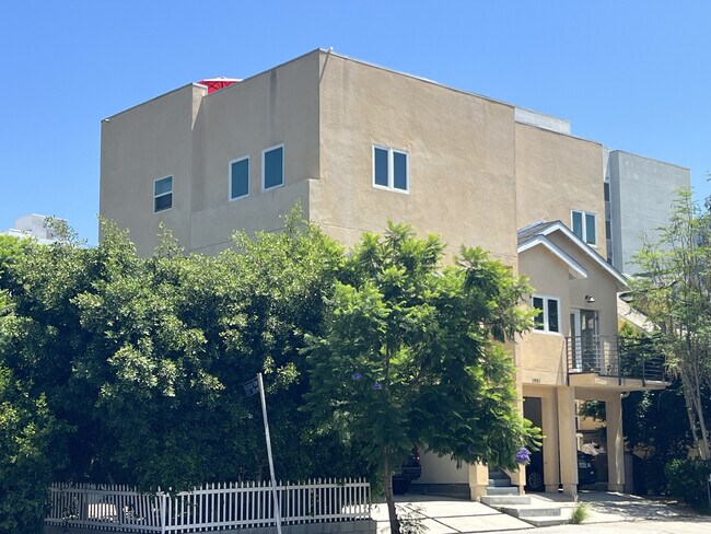 Foto del edificio - 1951 W Court St