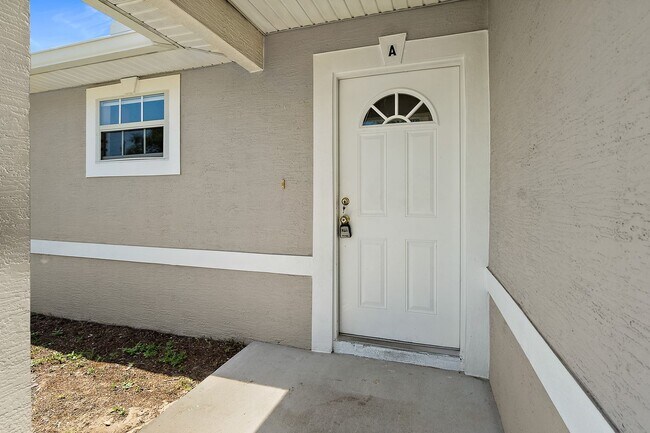 Building Photo - Spacious 3 Bedroom 2 Bath 1 Car Duplex in ...