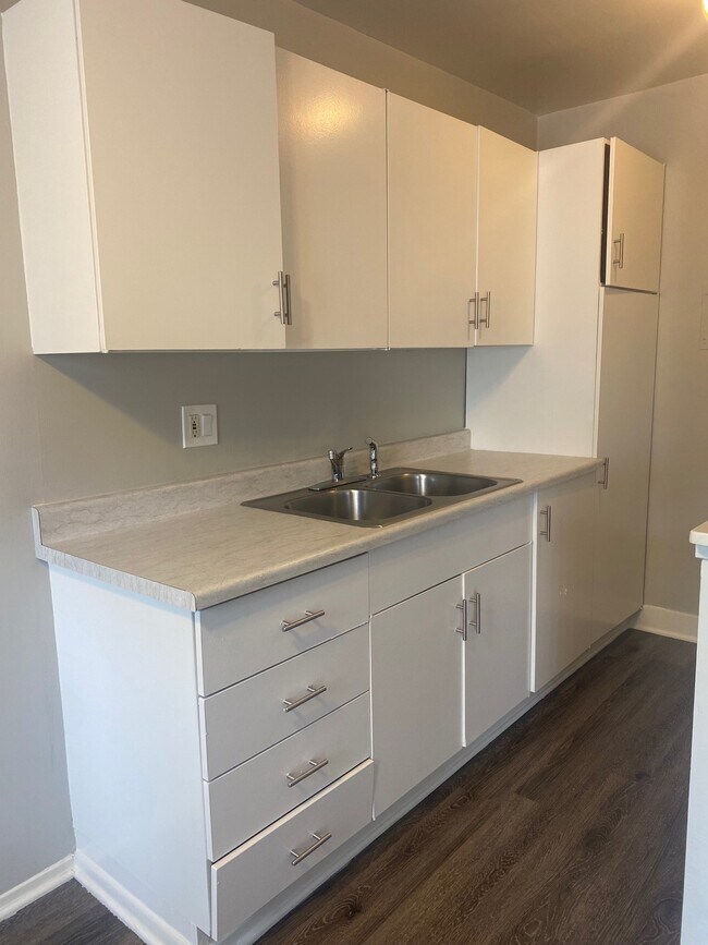 105 Kitchen - 4550 Overland Ave