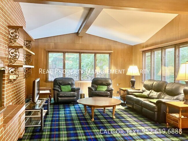 Building Photo - Distinctive Mid-Century Gem in Sought-Afte...