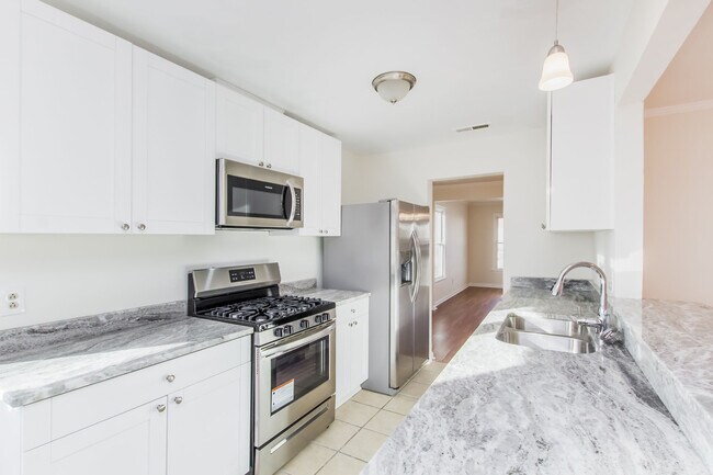 Building Photo - Charming 3-bedroom 2.5 bath townhome-style...