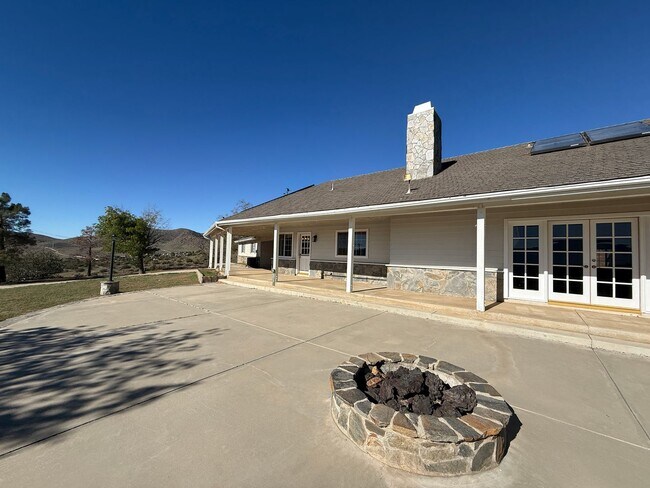 Foto del edificio - Acton 4 bedroom on Dirt Road