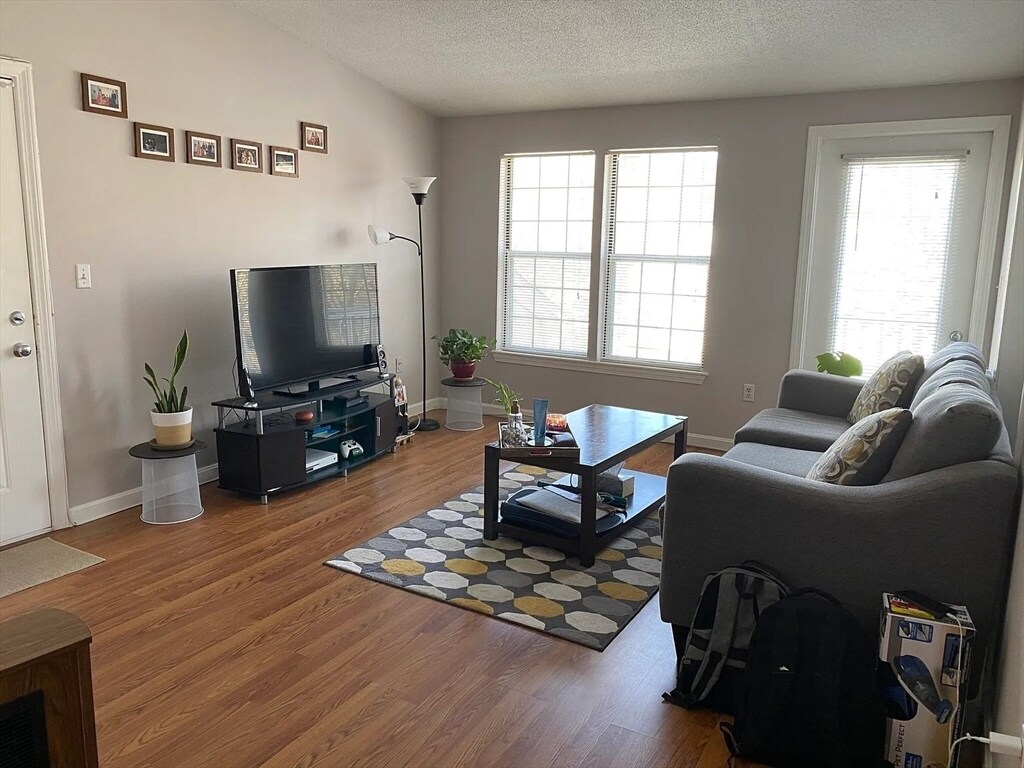 Foto principal - 5 Thoreau Ct