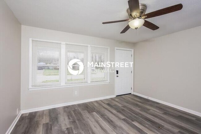 Building Photo - 3 Bedroom Pet-Friendly Home in LOUISVILLE, KY with Main Street Renewal