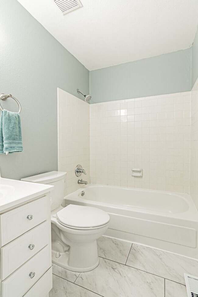 Foto del edificio - Gorgeous 4 Bed 3 Bath Home with Fully Fenc...