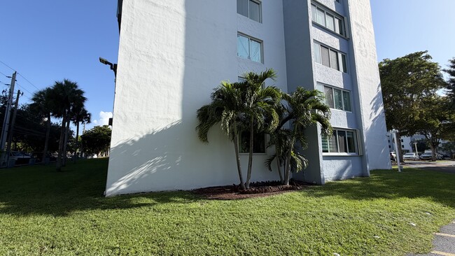Building Photo - 9125 SW 77th Ave