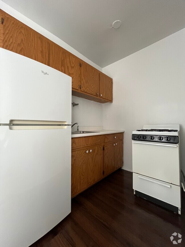 Building Photo - 4060 N Kenmore Ave